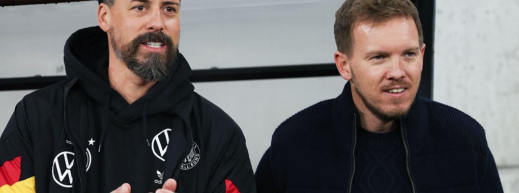 Sandro Wagner (l) will mindestens bis zur WM 2026 an der Seite von Julian Nagelsmann bleiben. - © Christian Charisius/dpa