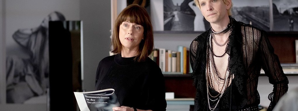 Elsa Wilbrodt (Claudia Michelsen) ist Chefredakteurin der Modezeitschrift &laquo;Sibylle&raquo;. Ihr Kollege Rudi (Sabin Tambrea) wird Suzies Mentor. - &copy; Peter Hartwig/Ziegler Film/Tobis/RBB/ARTE/dpa