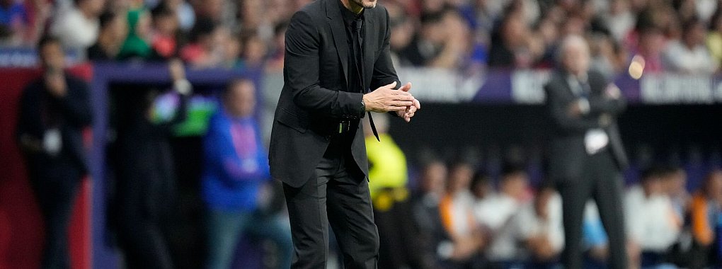 Atléticos Trainer Diego Simeone stichelt gegen seinen ehemaligen Torwart. - © Bernat Armangue/AP