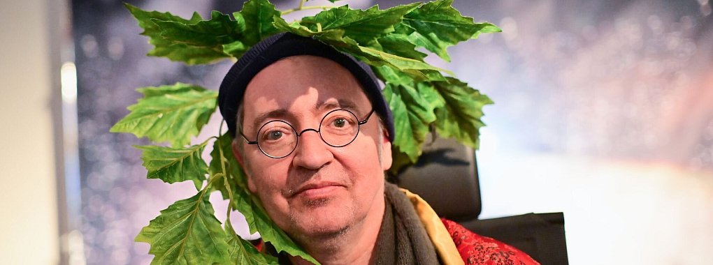 Rainald Grebe, Kabarettist und Liedermacher, bei einer Preview der 3sat-Doku «Rainald Grebe: Der Tod im Leben - Unheilbar krank zum größten Auftritt». - © Sebastian Christoph Gollnow/dpa