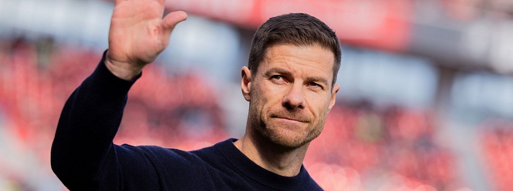 Xabi Alonso kehrt als Trainer erstmals zum FC Liverpool zurück - © Rolf Vennenbernd/dpa
