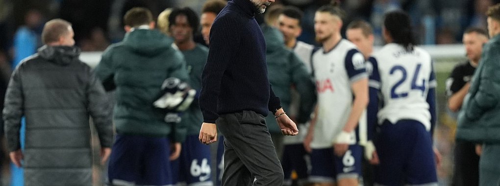 Ratlos und hilflos: Pep Guardiola nach Man Citys 0:4-Debakel gegen Tottenham Hotspur. - © Martin Rickett/PA Wire/dpa