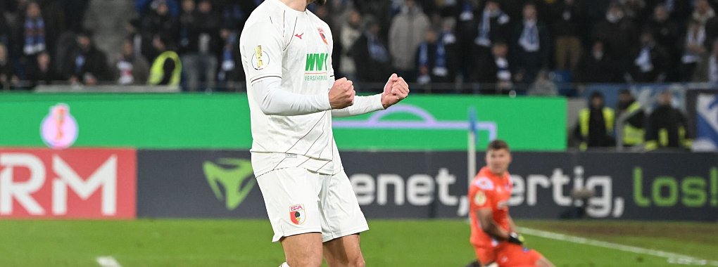 Maximilian Bauer jubelte nach Augsburgs Sieg in Richtung der KSC-Fans. - © Uli Deck/dpa