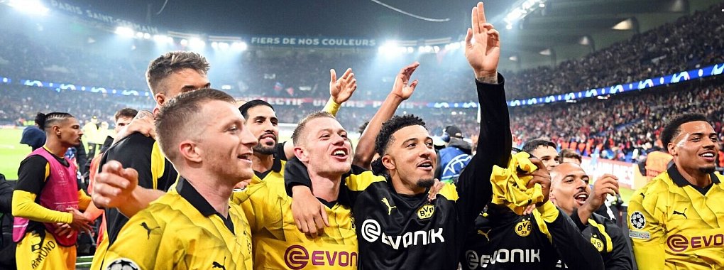 Dortmunds Spieler feiern mit den mitgereisten Fans den Sieg. - &copy; Robert Michael/dpa