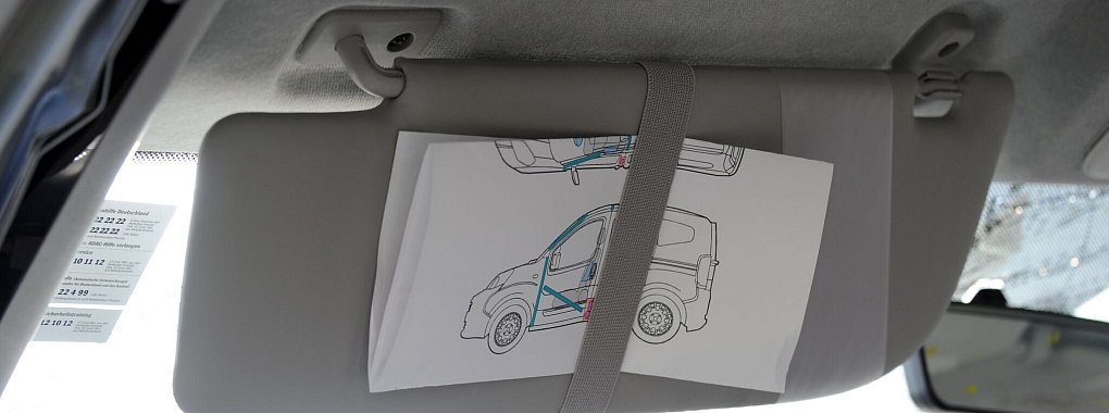 Die Rettungskarte druckt man am besten farbig aus und deponiert sie an der Sonnenblende der Fahrerseite. - © Tobias Hase/dpa/dpa-tmn