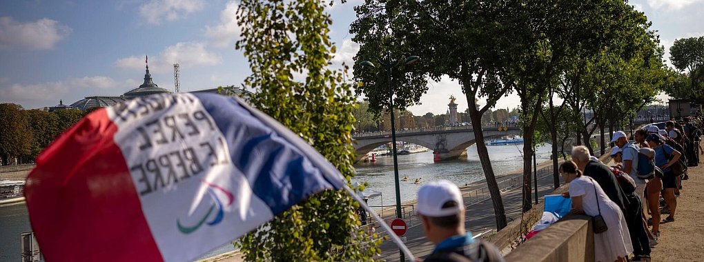Die Begeisterung der Zuschauer hält auch während der Paralympics in Paris an. - © Emilio Morenatti/AP/dpa