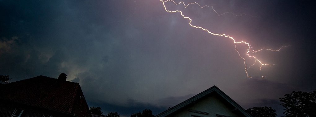 Sturm vorbei? Dann sollten nach dem Ereignis mögliche Schäden sorgfältig dokumentiert werden. - © Hauke-Christian Dittrich/dpa/dpa-tmn
