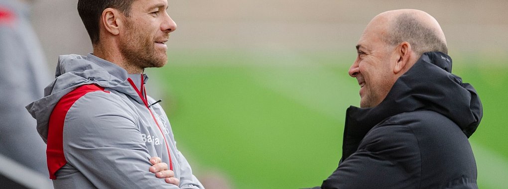 Stehen f&uuml;r Leverkusener Erfolg: Trainer Xabi Alonso (l) und Gesch&auml;ftsf&uuml;hrer Fernando Carro. - &copy; Marius Becker/dpa