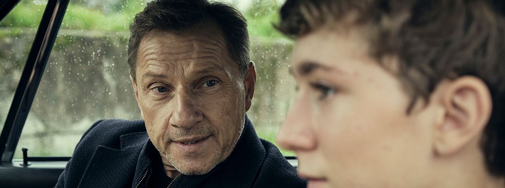 Im &laquo;Tatort: Zerrissen&raquo; waren Thorsten Lannert (Richy M&uuml;ller, l) und der junge David (Louis Guillaume) zu sehen - aber minutenlang nicht zu h&ouml;ren. - &copy; Benoit Linder/SWR/dpa
