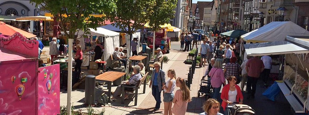Der Blumen- und Bauernmarkt ist ein Publikumsmagnet. - &copy; Blomberg Marketing