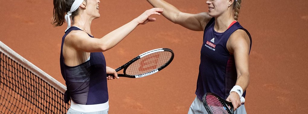 Andrea Petkovic (l) traut Angelique Kerber noch viel zu. - © Marijan Murat/dpa