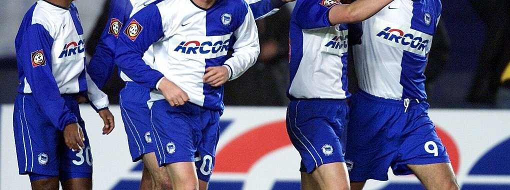 Ali Daei (r) spielte auch Hertha BSC in der Bundesliga. - © Jörg-Florian Eisele/dpa