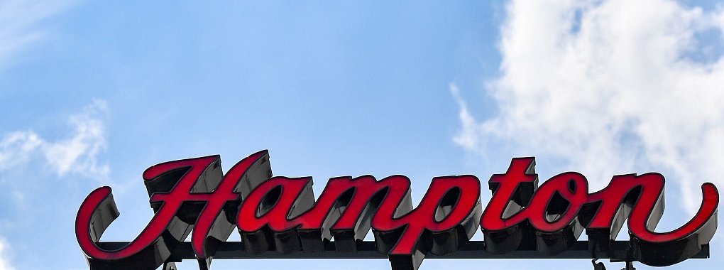 Hampton ist eine der Hotelmarken der Hiltongruppe - der kleine Zusatz «by Hilton» verrät es. - © Jens Kalaene/dpa-Zentralbild/dpa-tmn