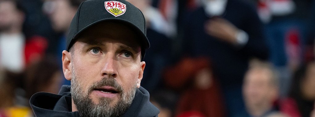 Um VfB-Coach Sebastian Hoeneß gibt es immer wieder Wechselgerüchte. - © Sven Hoppe/dpa
