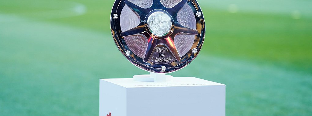 Um diese Meisterschale spielen in der kommenden Saison wieder 18 Zweitligisten - &copy; Uwe Anspach/dpa