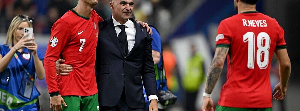 Ronaldo musste nach seinem verschossenen Elfmeter getr&ouml;stet werden. - &copy; Arne Dedert/dpa