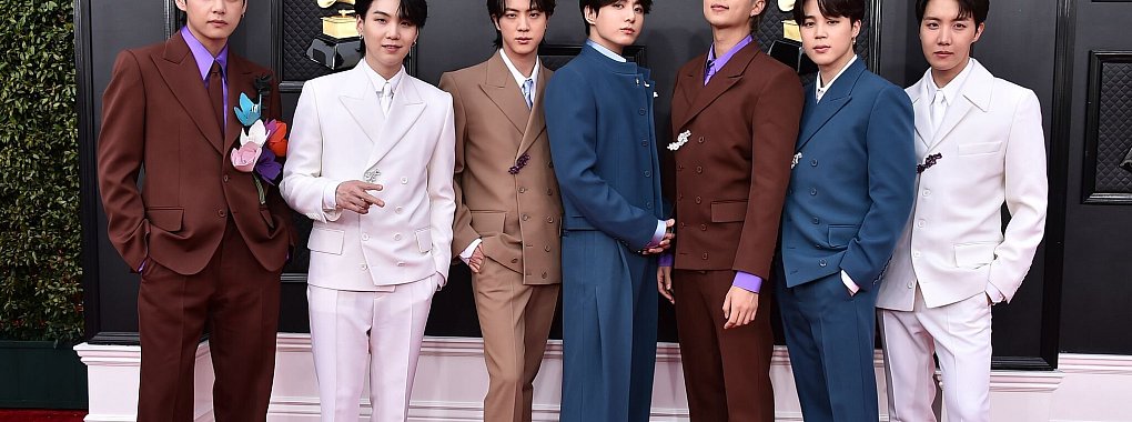 Die Boyband BTS bei den Grammys vor zwei Jahren: Sänger V (ganz links) hat nun Solo eine neue Single veröffentlicht. - © Jordan Strauss/Invision/AP/dpa
