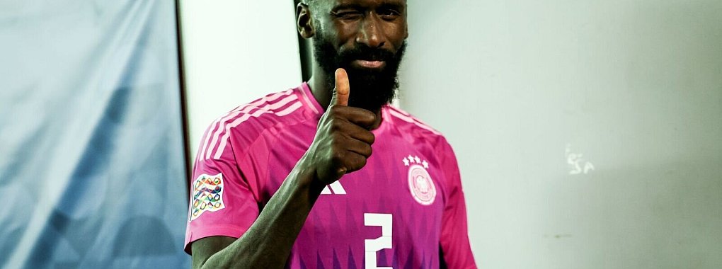 Daumen hoch nach dem Bosnien-Spiel: Antonio Rüdiger. - © Christian Charisius/dpa