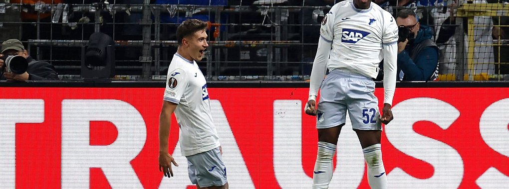 Startelf-Debütant David Mokwa jubelt nach seinem Tor für die TSG - © Geert Vanden Wijngaert/AP/dpa