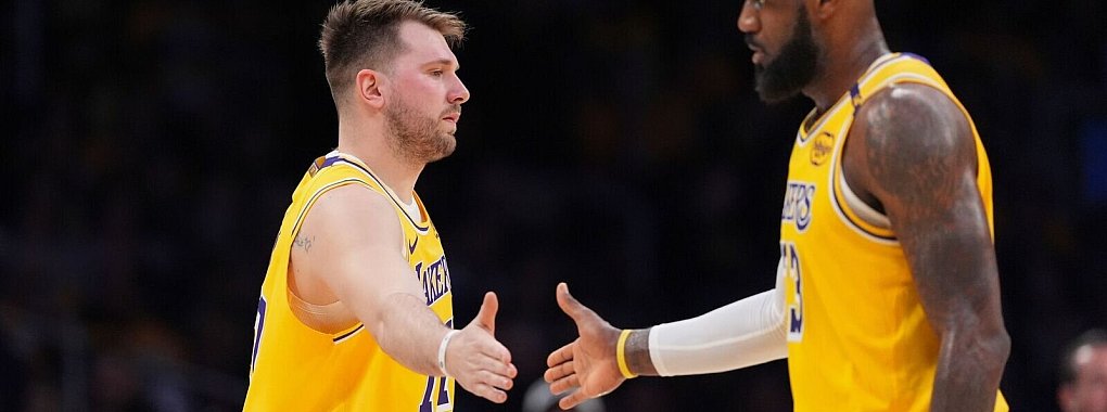 Luka Doncic (l.) und LeBron James liefen zum ersten Mal gemeinsam für die Lakers auf. - © Mark J. Terrill/AP/dpa
