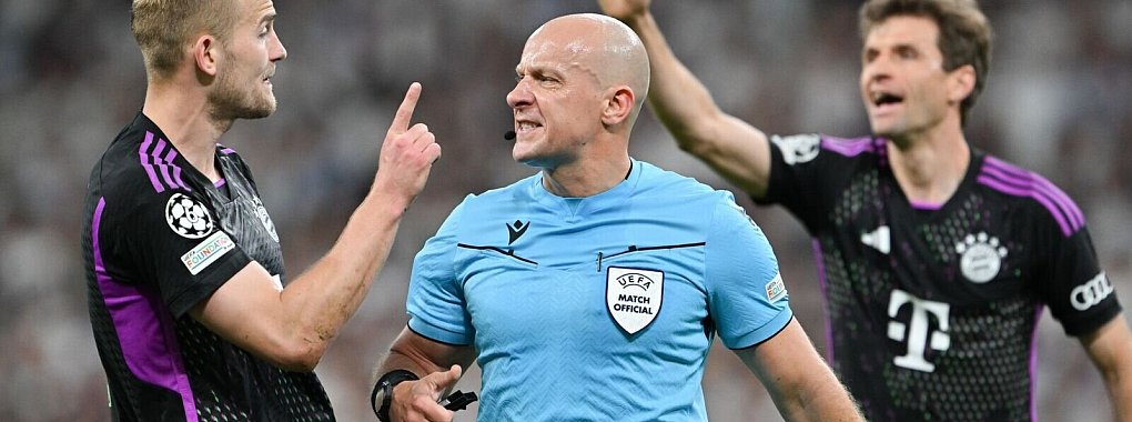 Die M&uuml;nchner Matthijs de Ligt (l) und Thomas M&uuml;ller beschweren sich bei Schiedsrichter Szymon Marciniak &uuml;ber die Abseitspfiff. - &copy; Peter Kneffel/dpa