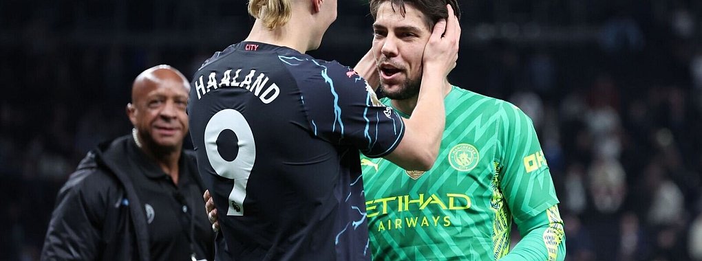 City-Star Erling Haaland (l) bedankt sich bei Torwart Stefan Ortega. - &copy; David Klein/CSM via ZUMA Press Wire/dpa