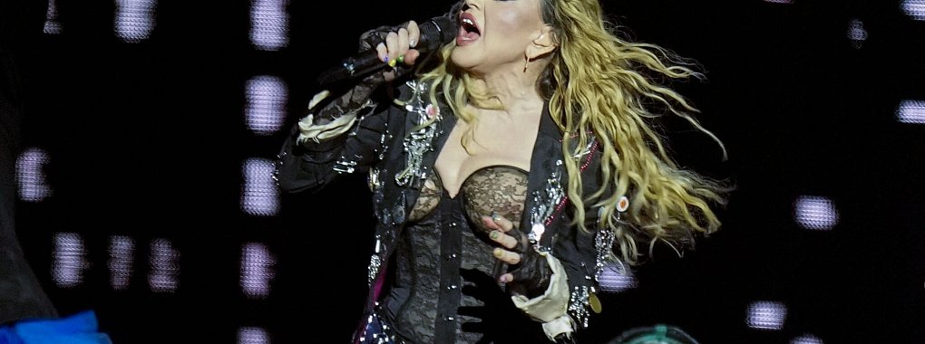 Madonna tritt in der letzten Show ihrer "The Celebration Tour" am Strand der Copacabana auf. - &copy; Silvia Izquierdo/AP
