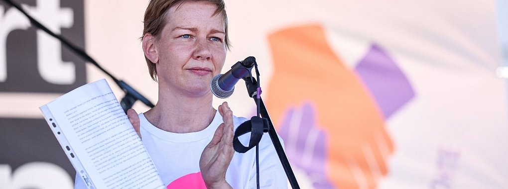 Sandra H&uuml;ller bei der Kundgebung &laquo;Hand in Hand f&uuml;r Demokratie und Menschenrechte&raquo; gegen Rechtsextremismus in Leipzig. - &copy; Jan Woitas/dpa