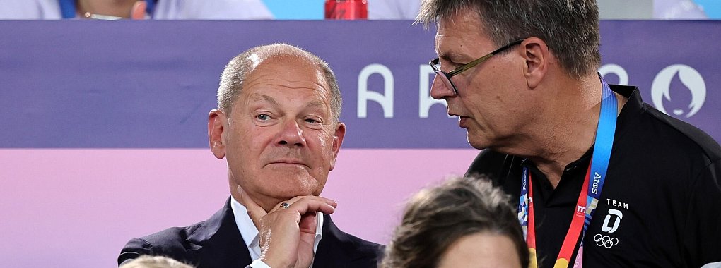 DOSB-Chef Thomas Weikert (r) treibt mit Unterst&uuml;tzung der Bundesregierung von Kanzler Olaf Scholz eine weitere deutsche Olympia-Bewerbung voran. - &copy; Rolf Vennenbernd/dpa