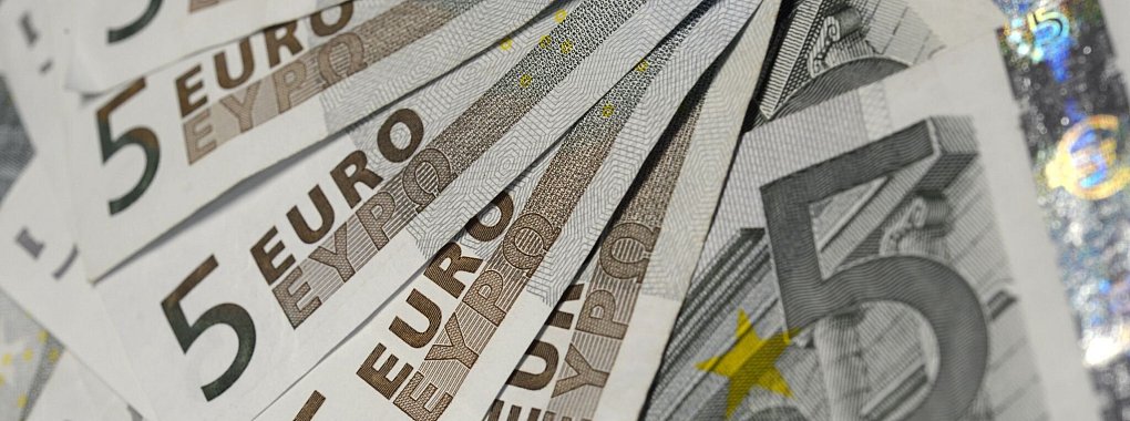 Kleine Beträge, große Wirkung: Beim Fünf-Euro-Trick wird jeder dunkelgrüne Schein beiseitegelegt – eine einfache Methode, um nebenbei zu sparen. - © Arne Dedert/dpa