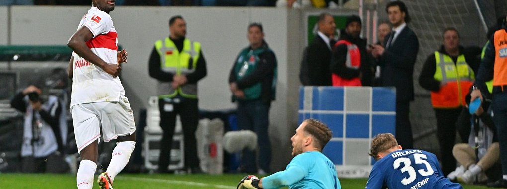 VfB-Torj&auml;ger Serhou Guirassy (l) dreht nach seinem Treffer zum 2:0 jubelnd ab. - &copy; Jan-Philipp Strobel/dpa