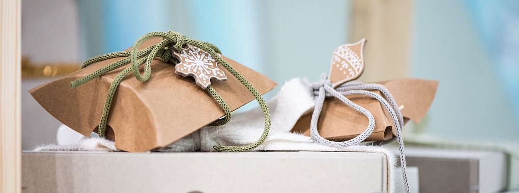 Mit nachhaltigen Geschenkverpackungen kann man nicht nur seiner Kreativität freien Lauf lassen, sondern schont auch noch die Umwelt. - © Franziska Gabbert/dpa-tmn
