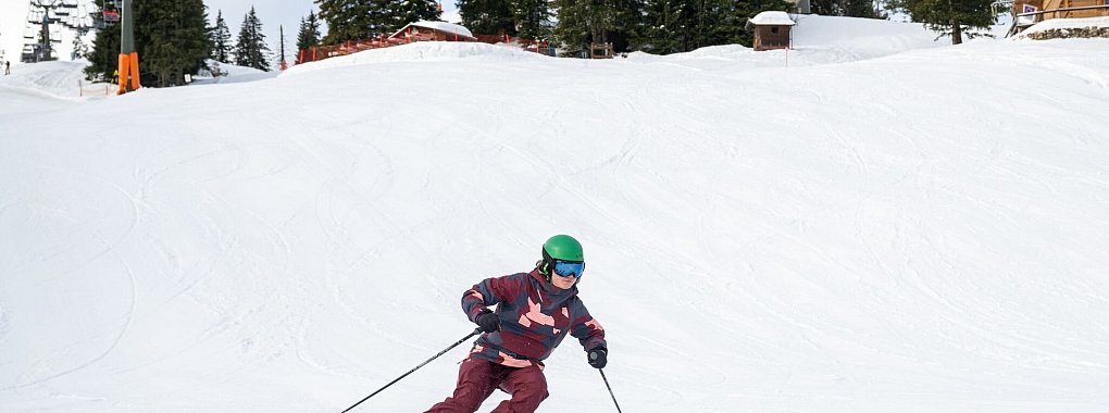 Skiurlaub in vollen Zügen genießen: Deutsche Skigebiete wie der Feldberg bieten günstige Nebenkosten und hervorragende Pisten für Wintersportler. - © Benjamin Nolte/dpa-tmn