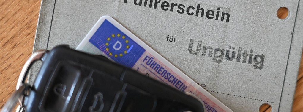 Lappen adé - scheiden tut weh? Nein, denn erstens bleibt die Fahrerlaubnis bestehen, zweitens bekommen Sie ein schönes neues Dokument und drittens können Sie Ihr altes auch noch behalten. - © Arne Dedert/dpa/dpa-tmn