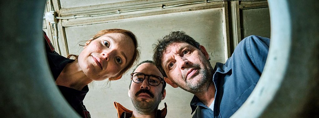 Die Dorfpolizistin Sophie Landner (Julia Koch, l-r), Ellmer (Julian Sark) und Scheffknecht (Klaus Windisch) von der Mordkommission untersuchen eine Leiche. - &copy; Manuel Riesterer/ARTE/ORF/dpa