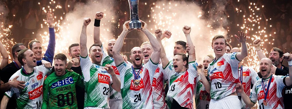 Spieler des SC Magdeburg feiern den Pokalsieg 2024. - © Marius Becker/dpa