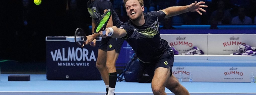 Tim Pütz (l) und Kevin Krawietz (r) haben am Samstag die Chance, ins Endspiel der ATP Finals einzuziehen. - © Antonio Calanni/AP/dpa