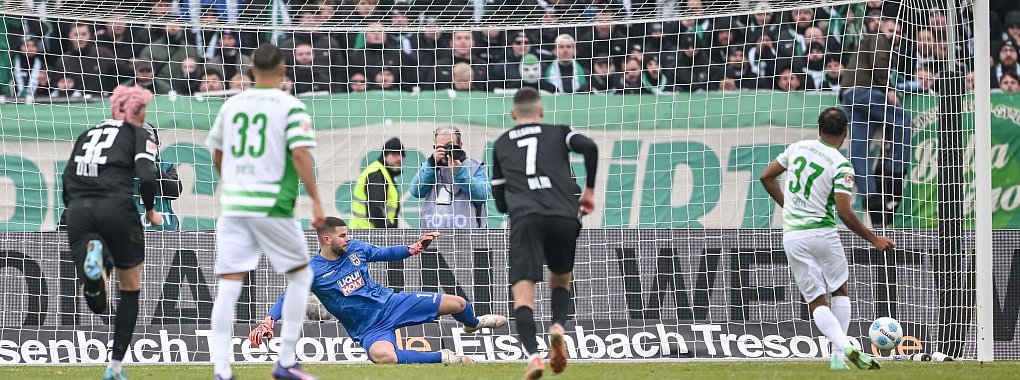 Der Video-Schiedsrichter greift ein - und Julian Green (r) trifft. - © Harry Langer/dpa