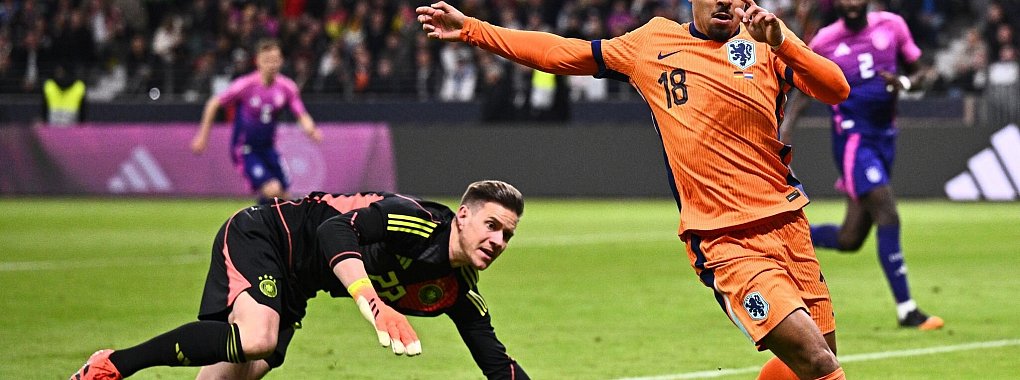 Der Rasen in der Frankfurter Arena lie&szlig; zu w&uuml;nschen &uuml;brig. - &copy; Tom Weller/dpa