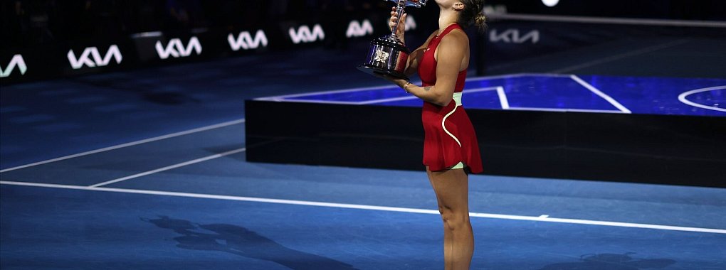 Aryna Sabalenka k&uuml;sst nach ihrem Sieg den Pokal. - &copy; Asanka Brendon Ratnayake/AP/dpa