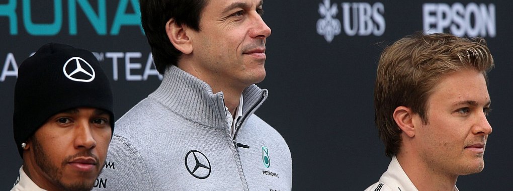 Der deutsche Formel-1-Pilot Nico Rosberg (R) und der britische Formel-1-Pilot Lewis Hamilton (L) vom Mercedes AMG Petronas Team sowie der österreichische Mercedes-Motorsportchef Toto Wolff. - © Jens Büttner/dpa
