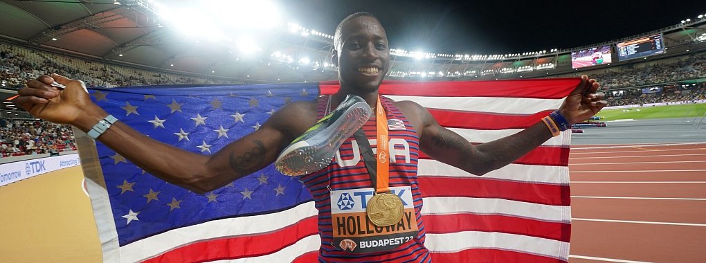 Der US-Amerikaner Grant Holloway jubelt im Stadion. - &copy; Marcus Brandt/dpa