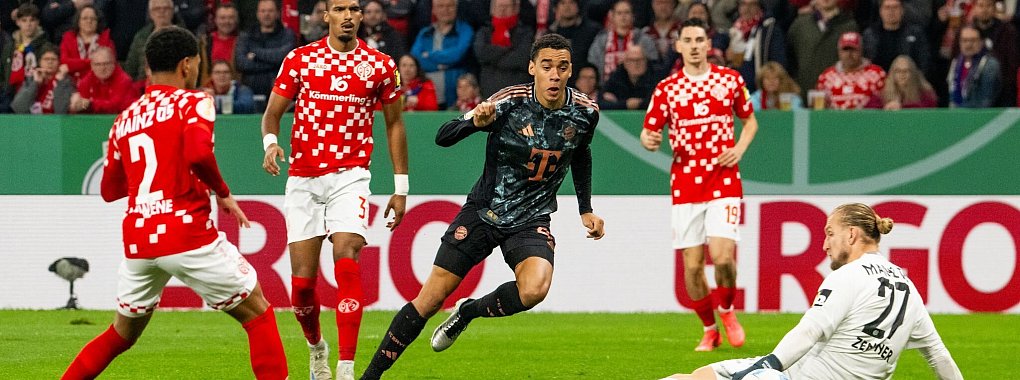 Der FC Bayern München hat mit einem klaren Sieg bei Mainz 05 das Pokal-Achtelfinale erreicht. - © Torsten Silz/dpa