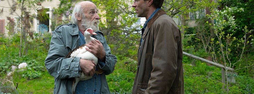 Rafael Dorner (Christoph Luser, r) unterh&auml;lt sich mit Dr. Siebert (Peter Mitterrutzner) &uuml;ber seine Vergangenheit. - &copy; Stefanie Leo/Leoconcepts/ZDF/dpa