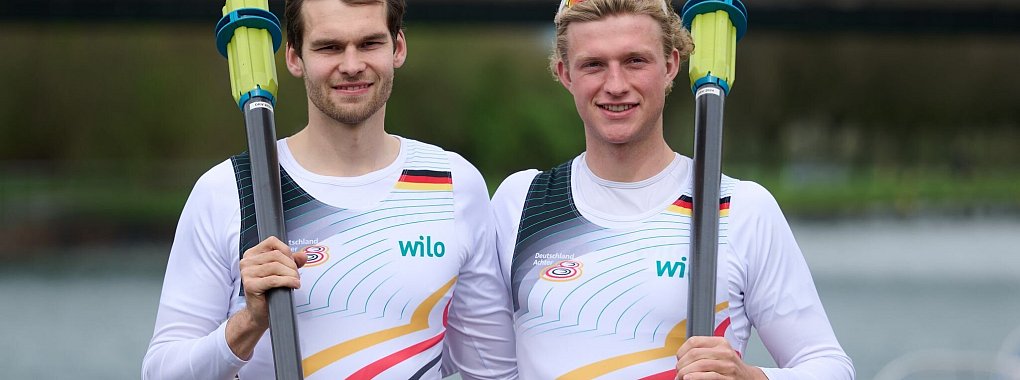 Julius Christ (l) und S&ouml;nke Kruse haben sich im Zweier ohne Steuermann f&uuml;r die Olympischen Spiele in Paris qualifiziert. - &copy; Bernd Thissen/dpa