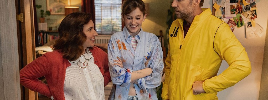 Nikki (Esther Smith, l) und Jason (Rafe Spall) mit ihrer Adotivtochter Princess (Scarlett Rayner) - © Colin Hutton/Apple TV+/dpa
