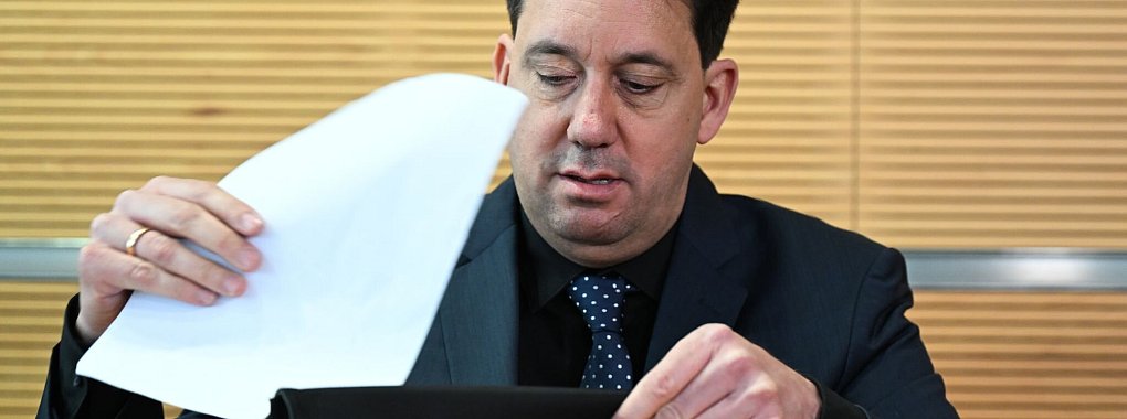 In der Berufungsverhandlung über die Klage von Ex-Schiedsrichter Manuel Gräfe gegen den DFB soll das Urteil am 5. Juni verkündet werden. - © Arne Dedert/dpa