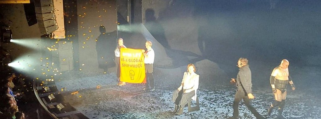 Die von Just Stop Oil via PA zur Verfügung gestellte Aufnahme zeigt die Klimaaktivisten bei der Aktion im Theater. - © Just Stop Oil/PA Media/dpa