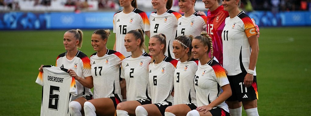 Die verletzte Lena Oberdorf ist zur Unterstützung der DFB-Frauen nach Lyon gereist. - © Daniel Cole/AP/dpa