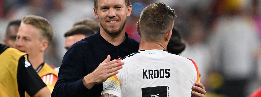 Vor dem EM-Achtelfinale gibt Nagelsmann (l) seinen Spielern um Kroos einen freien Tag. - © Federico Gambarini/dpa